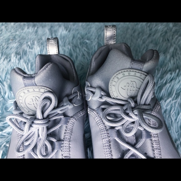Grey Nike Air Huaraches Sz. 7 (Worn once) - Picture 3 of 7
